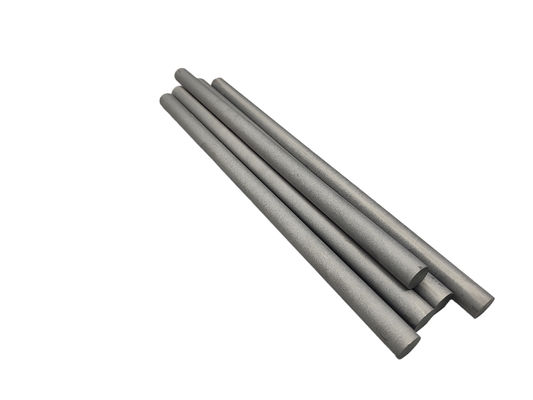 cắt các thanh tungsten carbide rắn.