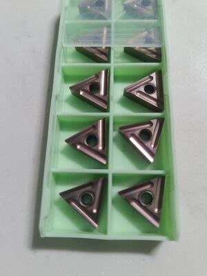 Dụng cụ cắt tiện CNC cacbua bền bỉ TNMG160408 được thiết kế để vận hành gia công nâng cao năng suất và tuổi thọ dụng cụ