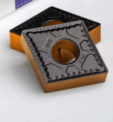 CNMG 160412 PM Carbide Insert với hình dạng kim cương 80 ° và hình học rắc âm để kiểm soát chip ổn định